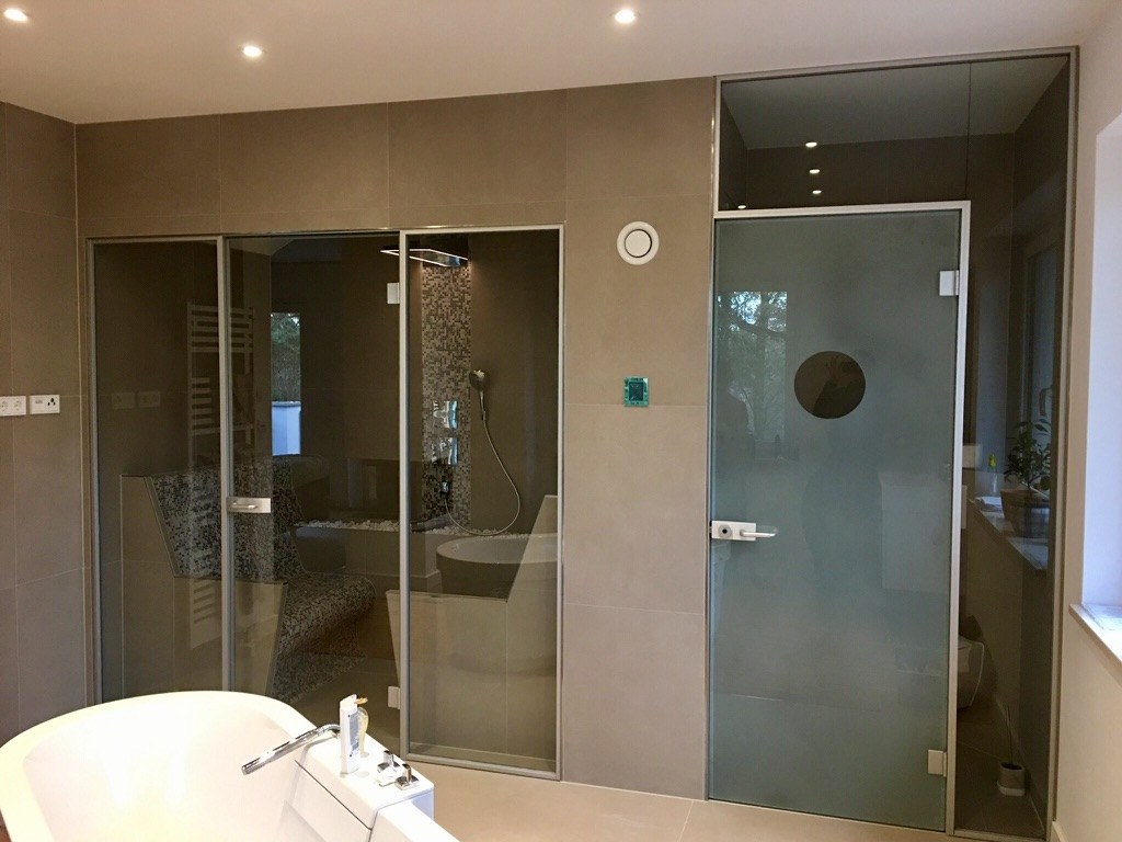 Walk-In-Dusche mit Glasabtrennung neben freistehender Badewanne – Glasprojekt aus Wandlitz
