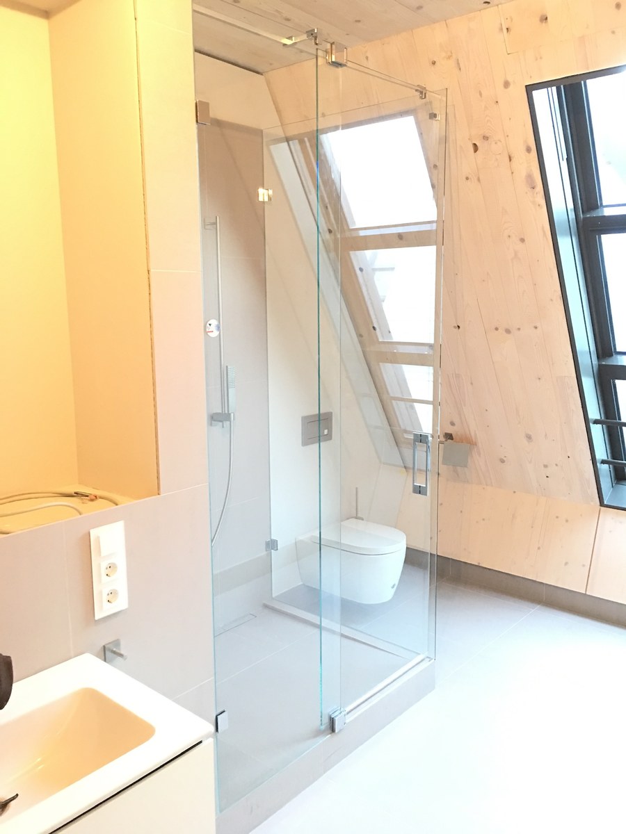 Maßgefertigte Walk-In-Glasdusche mit Glaswand im Dachgeschoss-Bad, montiert in Wandlitz
