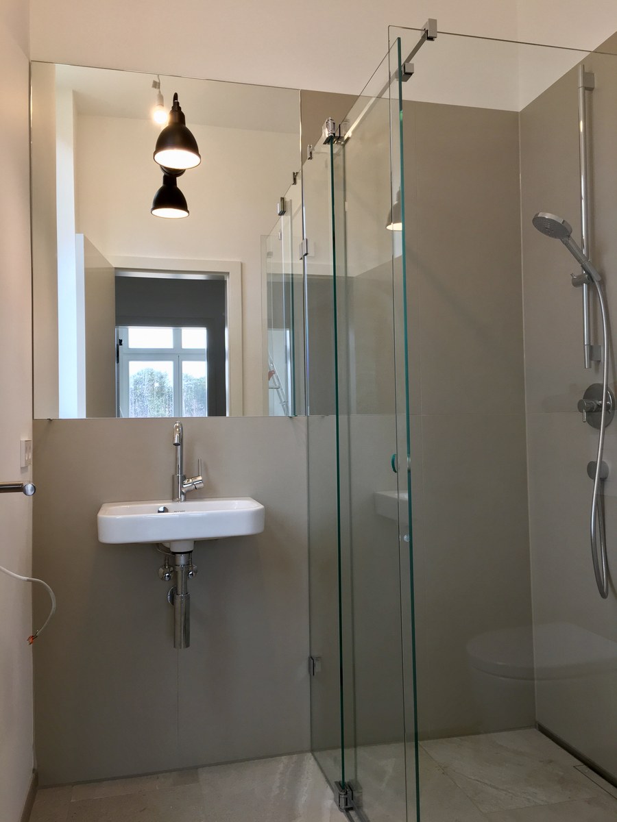 Maßgefertigte Walk-In-Dusche mit rahmenloser Glasabtrennung im modernen Bad, montiert in Wandlitz