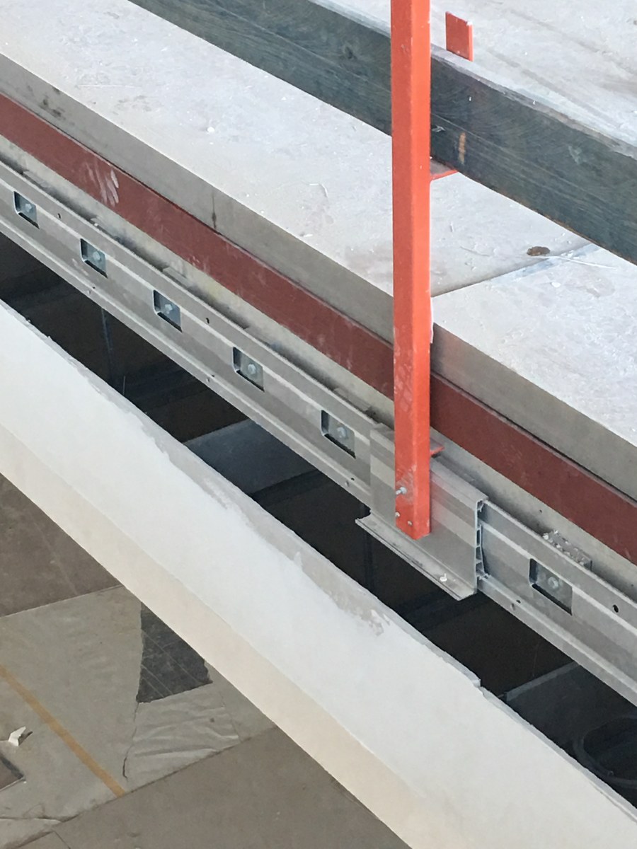 Metallbodenprofil zur Montage von Glaspaneelen im Innenbereich – Verarbeitung in Wandlitz